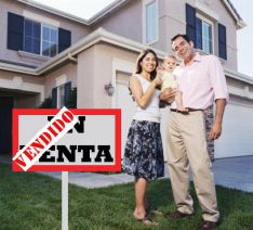 Familia feliz con su casa vendida