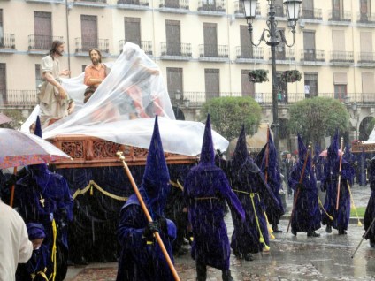 La lluvia arruina el desfile procesional de la Santa Vera Cruz de Zamora