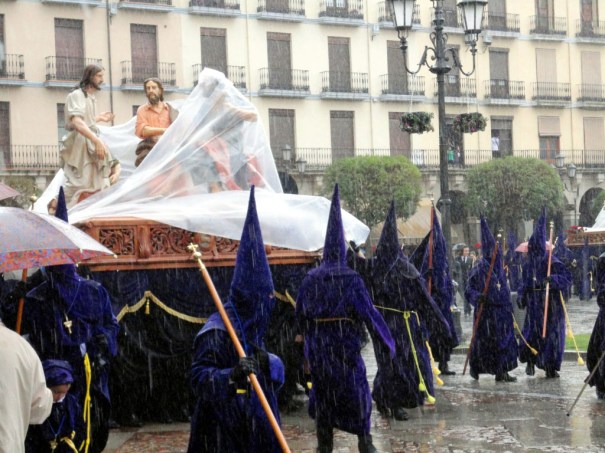 La lluvia arruina el desfile procesional de la Santa Vera Cruz de Zamora