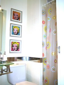 Baño moderno y actual, después de pintar los azulejos