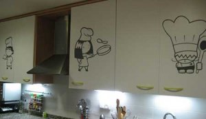 Vinilos divertidos en los muebles de la cocina