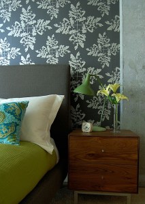 Una exuberante pared con papel esmeralda que combina bien con otros tonos verdes.