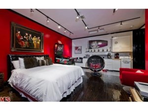 Consigue un toque audaz para tu dormitorio con una pared rojo brillante