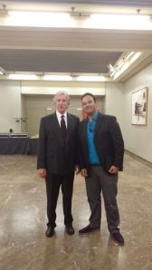 Foto de Jesus Barrios con Ed Hutch, el instructor del curso de negociación