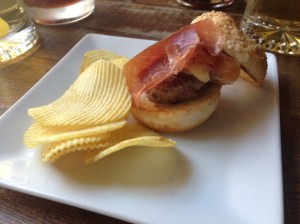 Mini hamburguesa con jamón ibérico, queso curado zamorano y pimiento frito - bar charlotte