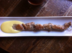 Pincho Moruno con salsa de mostaza y miel