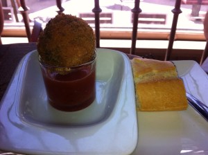 Morcilla empanada con mermelada de sandía